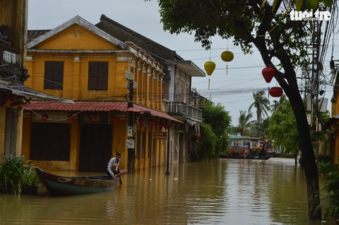 Hội An bị nhấm chìm lần thứ 3 trong một tháng: Chuyện hiếm thấy - Ảnh 1. Hội An bị nhấm chìm lần thứ 3 trong một tháng: Chuyện hiếm thấy - Ảnh 1.