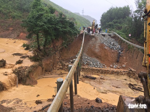 Phải mất gần 1 tuần mới có thể thông tuyến quốc lộ 26 - Ảnh 2. Phải mất gần 1 tuần mới có thể thông tuyến quốc lộ 26 - Ảnh 2.