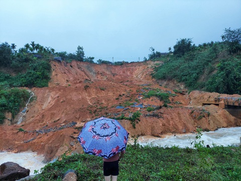 Quảng Ngãi: Sạt lở chặn cả dòng suối, đe dọa một khu tái định cư - Ảnh 1. Quảng Ngãi: Sạt lở chặn cả dòng suối, đe dọa một khu tái định cư - Ảnh 1.
