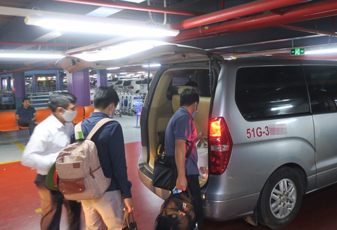 Tài xế xe công nghệ ở sân bay Tân Sơn Nhất nêu 3 giải pháp - Ảnh 1. Tài xế xe công nghệ ở sân bay Tân Sơn Nhất nêu 3 giải pháp - Ảnh 1.