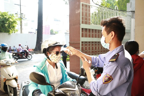 TP.HCM: Nhiều sinh viên là F1, F2 của giáo viên tiếng Anh mắc COVID-19 - Ảnh 1. TP.HCM: Nhiều sinh viên là F1, F2 của giáo viên tiếng Anh mắc COVID-19 - Ảnh 1.
