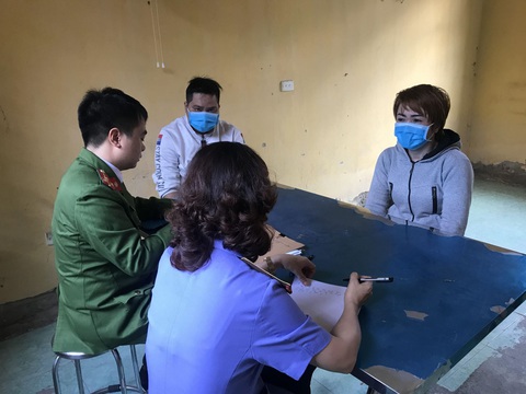Khởi tố nữ chủ quán bánh xèo hành hạ 2 nam nhân viên - Ảnh 1. Khởi tố nữ chủ quán bánh xèo hành hạ 2 nam nhân viên - Ảnh 1.
