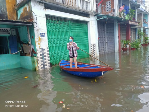 Mưa lớn, hồ xả lũ, một số khu vực tại Tam Kỳ ngập nặng, dân dùng thuyền đi lại - Ảnh 4. Mưa lớn, hồ xả lũ, một số khu vực tại Tam Kỳ ngập nặng, dân dùng thuyền đi lại - Ảnh 4.