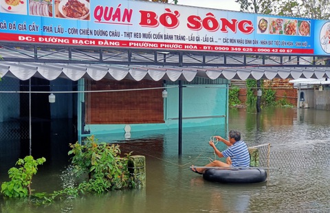 Mưa lớn, hồ xả lũ, một số khu vực tại Tam Kỳ ngập nặng, dân dùng thuyền đi lại - Ảnh 1. Mưa lớn, hồ xả lũ, một số khu vực tại Tam Kỳ ngập nặng, dân dùng thuyền đi lại - Ảnh 1.