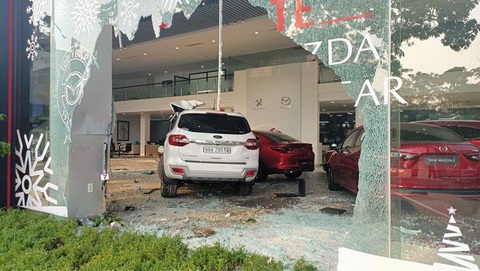Một phụ nữ lái ôtô vào showroom này lại lao vào showroom kia, một người nguy kịch - Ảnh 1. Một phụ nữ lái ôtô vào showroom này lại lao vào showroom kia, một người nguy kịch - Ảnh 1.