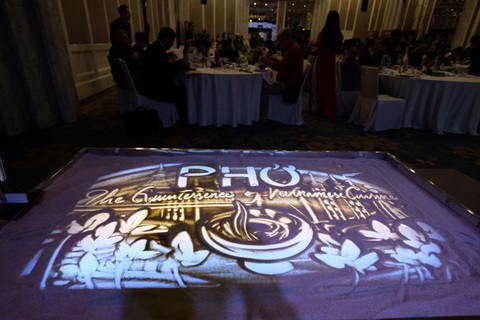 Trải nghiệm khó quên cùng nhiều hương vị phở tại gala Chuyện của phở - Ảnh 9. Trải nghiệm khó quên cùng nhiều hương vị phở tại gala Chuyện của phở - Ảnh 9.