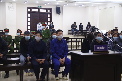 Xét xử cựu giám đốc CDC Hà Nội và đồng phạm nâng giá máy xét nghiệm COVID-19 - Ảnh 2. Xét xử cựu giám đốc CDC Hà Nội và đồng phạm nâng giá máy xét nghiệm COVID-19 - Ảnh 2.