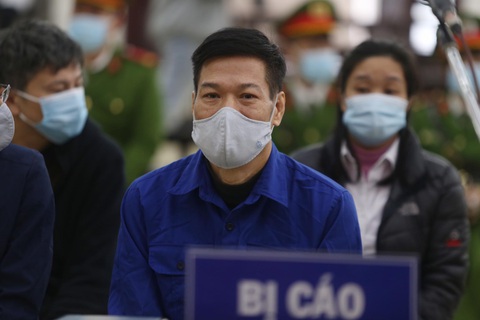 Xét xử cựu giám đốc CDC Hà Nội và đồng phạm nâng giá máy xét nghiệm COVID-19 - Ảnh 1. Xét xử cựu giám đốc CDC Hà Nội và đồng phạm nâng giá máy xét nghiệm COVID-19 - Ảnh 1.