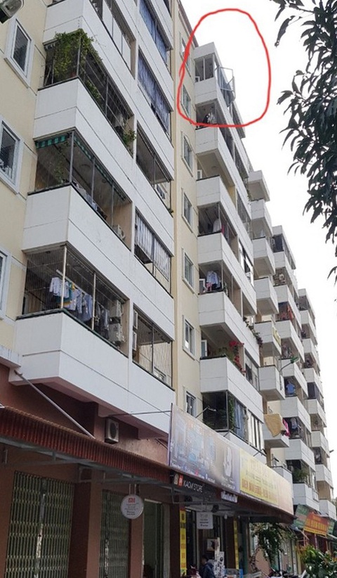 Bé trai 3 tuổi thoát chết sau khi rơi từ tầng 8 cao 25m xuống đất - Ảnh 2. Bé trai 3 tuổi thoát chết sau khi rơi từ tầng 8 cao 25m xuống đất - Ảnh 2.