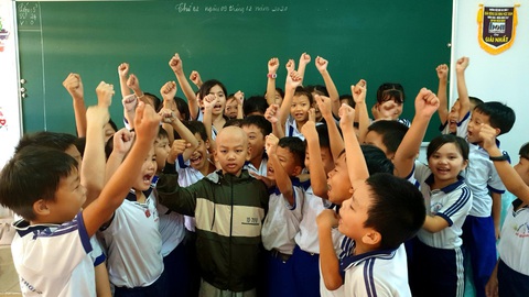 Cuộc hội ngộ bạn bè xúc động của cậu bé du mục - Ảnh 1. Cuộc hội ngộ bạn bè xúc động của cậu bé du mục - Ảnh 1.