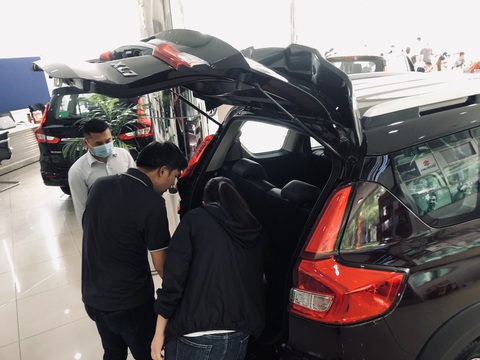 Xe hơi chạy hàng, sức mua tăng dịp cuối năm - Ảnh 1. Xe hơi chạy hàng, sức mua tăng dịp cuối năm - Ảnh 1.