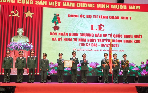 Lực lượng vũ trang Quân khu 7 nhận Huân chương Bảo vệ Tổ quốc hạng nhất - Ảnh 1. Lực lượng vũ trang Quân khu 7 nhận Huân chương Bảo vệ Tổ quốc hạng nhất - Ảnh 1.