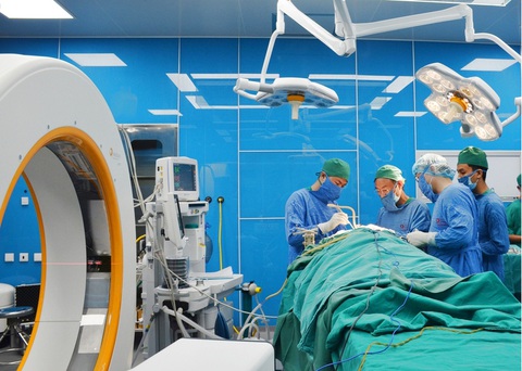 Một công nhân bị thang máy kẹp vỡ hộp sọ, bệnh viện báo động đỏ - Ảnh 1. Một công nhân bị thang máy kẹp vỡ hộp sọ, bệnh viện báo động đỏ - Ảnh 1.