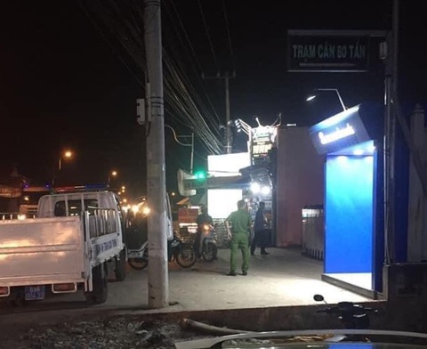 Bị trừ tài khoản nhưng không nhận được tiền, lấy búa đập bể trụ ATM để minh oan với vợ - Ảnh 2. Bị trừ tài khoản nhưng không nhận được tiền, lấy búa đập bể trụ ATM để minh oan với vợ - Ảnh 2.