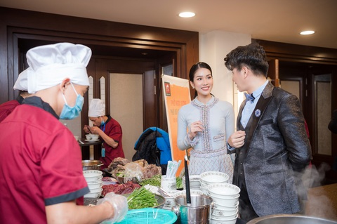 Á hậu Phương Anh gây ấn tượng với khả năng dẫn tiếng Anh - Pháp lưu loát - Ảnh 3. Á hậu Phương Anh gây ấn tượng với khả năng dẫn tiếng Anh - Pháp lưu loát - Ảnh 3.