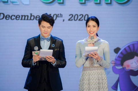 Á hậu Phương Anh gây ấn tượng với khả năng dẫn tiếng Anh - Pháp lưu loát - Ảnh 1. Á hậu Phương Anh gây ấn tượng với khả năng dẫn tiếng Anh - Pháp lưu loát - Ảnh 1.