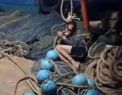Khẩn trương xác minh thông tin 4 ngư dân bị tài công chém, xô xuống biển - Ảnh 1. Khẩn trương xác minh thông tin 4 ngư dân bị tài công chém, xô xuống biển - Ảnh 1.