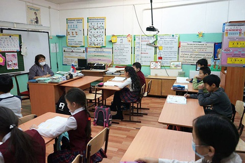 Trẻ em ở nơi lạnh nhất thế giới đi học trong băng giá -50 độ C - Ảnh 7. Trẻ em ở nơi lạnh nhất thế giới đi học trong băng giá -50 độ C - Ảnh 7.