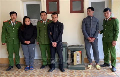 Nhập nha phá két với vợ cùng bạn thân, làm nhiều vụ giữa ban ngày - Ảnh 1. Nhập nha phá két với vợ cùng bạn thân, làm nhiều vụ giữa ban ngày - Ảnh 1.