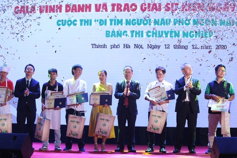 Vinh danh 10 Hoa Hồi Vàng - người nấu phở ngon năm 2020 - Ảnh 1. Vinh danh 10 Hoa Hồi Vàng - người nấu phở ngon năm 2020 - Ảnh 1.