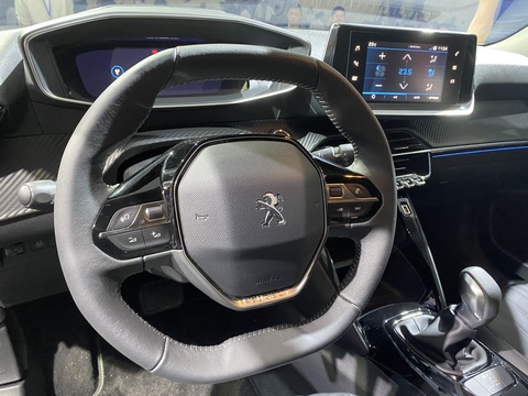 Thaco giới thiệu mẫu xe SUV Peugeot 2008 giá chỉ từ 739 triệu đồng - Ảnh 5. Thaco giới thiệu mẫu xe SUV Peugeot 2008 giá chỉ từ 739 triệu đồng - Ảnh 5.