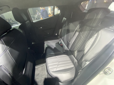 Thaco giới thiệu mẫu xe SUV Peugeot 2008 giá chỉ từ 739 triệu đồng - Ảnh 6. Thaco giới thiệu mẫu xe SUV Peugeot 2008 giá chỉ từ 739 triệu đồng - Ảnh 6.