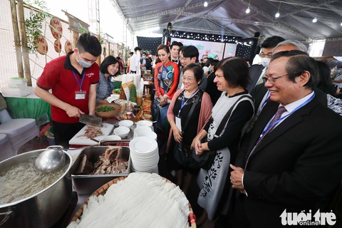 Ngày của Phở: Ấm lòng những tô phở đặc biệt vì trẻ em vượt khó học giỏi miền Trung - Ảnh 7.