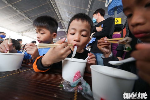 Ngày của Phở: Ấm lòng những tô phở đặc biệt vì trẻ em vượt khó học giỏi miền Trung - Ảnh 1.