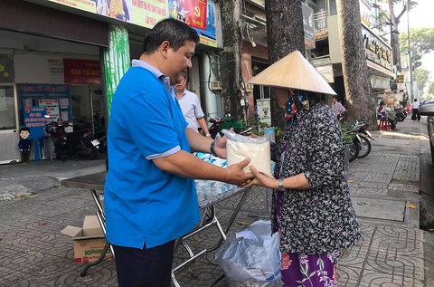 Đổi rác tái chế lấy thực phẩm, giúp người khó khăn - Ảnh 1. Đổi rác tái chế lấy thực phẩm, giúp người khó khăn - Ảnh 1.