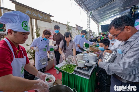 Ngày của Phở: Ấm lòng những tô phở đặc biệt vì trẻ em vượt khó học giỏi miền Trung - Ảnh 6.