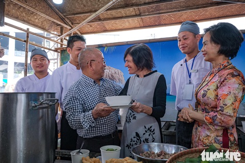 Ngày của Phở: Ấm lòng những tô phở đặc biệt vì trẻ em vượt khó học giỏi miền Trung - Ảnh 4.