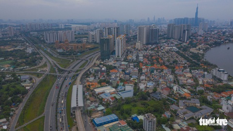 Ô nhiễm không khí, bầu trời TP.HCM mù mờ cả ngày - Ảnh 2. Ô nhiễm không khí, bầu trời TP.HCM mù mờ cả ngày - Ảnh 2.