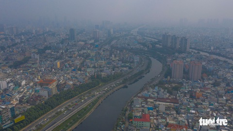Ô nhiễm không khí, bầu trời TP.HCM mù mờ cả ngày - Ảnh 4. Ô nhiễm không khí, bầu trời TP.HCM mù mờ cả ngày - Ảnh 4.