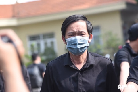 Hoài Linh, Việt Hương mang khăn tang trong suốt tang lễ Chí Tài - Ảnh 15. Hoài Linh, Việt Hương mang khăn tang trong suốt tang lễ Chí Tài - Ảnh 15.