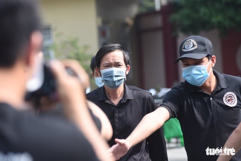 Hoài Linh, Việt Hương mang khăn tang trong suốt tang lễ Chí Tài - Ảnh 1. Hoài Linh, Việt Hương mang khăn tang trong suốt tang lễ Chí Tài - Ảnh 1.