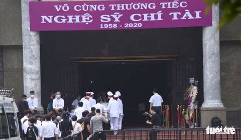 Hoài Linh, Việt Hương mang khăn tang trong suốt tang lễ Chí Tài - Ảnh 14. Hoài Linh, Việt Hương mang khăn tang trong suốt tang lễ Chí Tài - Ảnh 14.