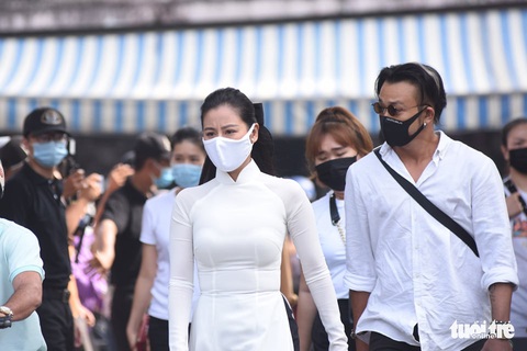 Hoài Linh, Việt Hương mang khăn tang trong suốt tang lễ Chí Tài - Ảnh 21. Hoài Linh, Việt Hương mang khăn tang trong suốt tang lễ Chí Tài - Ảnh 21.