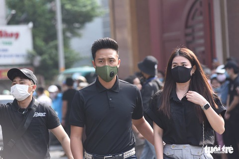 Hoài Linh, Việt Hương mang khăn tang trong suốt tang lễ Chí Tài - Ảnh 17. Hoài Linh, Việt Hương mang khăn tang trong suốt tang lễ Chí Tài - Ảnh 17.