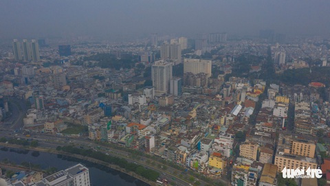 Ô nhiễm không khí, bầu trời TP.HCM mù mờ cả ngày - Ảnh 5. Ô nhiễm không khí, bầu trời TP.HCM mù mờ cả ngày - Ảnh 5.