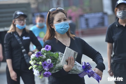 Hoài Linh, Việt Hương mang khăn tang trong suốt tang lễ Chí Tài - Ảnh 24. Hoài Linh, Việt Hương mang khăn tang trong suốt tang lễ Chí Tài - Ảnh 24.