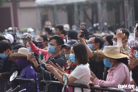 Hoài Linh, Việt Hương mang khăn tang trong suốt tang lễ Chí Tài - Ảnh 23. Hoài Linh, Việt Hương mang khăn tang trong suốt tang lễ Chí Tài - Ảnh 23.