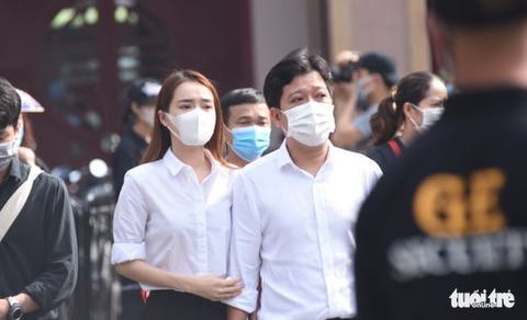Hoài Linh, Việt Hương mang khăn tang trong suốt tang lễ Chí Tài - Ảnh 3. Hoài Linh, Việt Hương mang khăn tang trong suốt tang lễ Chí Tài - Ảnh 3.