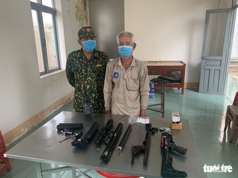 Ông lão 73 tuổi vận chuyển vật dụng nghi là súng hơi qua biên giới - Ảnh 1. Ông lão 73 tuổi vận chuyển vật dụng nghi là súng hơi qua biên giới - Ảnh 1.