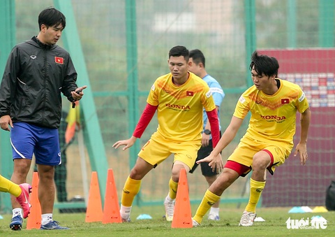 Tuyển Việt Nam đổi lịch tập, Quang Hải tập riêng với bóng tennis - Ảnh 1. Tuyển Việt Nam đổi lịch tập, Quang Hải tập riêng với bóng tennis - Ảnh 1.
