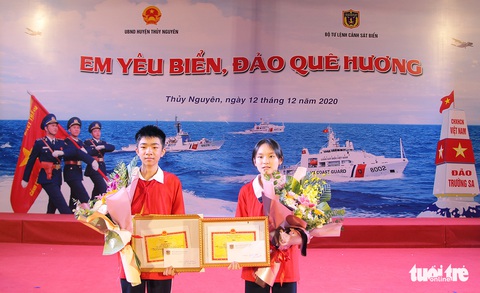 Đôi bạn cùng lớp giành giải nhất và nhì cuộc thi tìm hiểu biển đảo - Ảnh 1. Đôi bạn cùng lớp giành giải nhất và nhì cuộc thi tìm hiểu biển đảo - Ảnh 1.