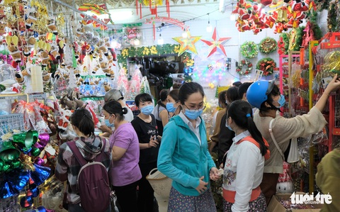 Xóm đạo Sài Gòn bắt đầu lên đèn chuẩn bị đón Giáng sinh - Ảnh 2. Xóm đạo Sài Gòn bắt đầu lên đèn chuẩn bị đón Giáng sinh - Ảnh 2.