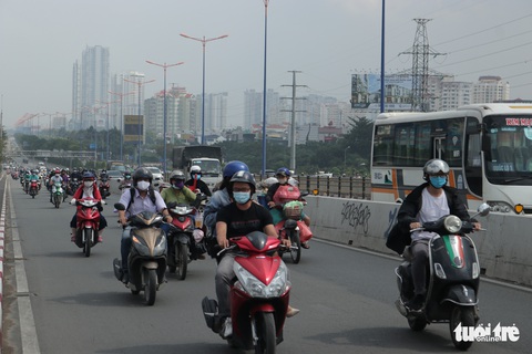 Ô nhiễm không khí, bầu trời TP.HCM mù mờ cả ngày - Ảnh 7. Ô nhiễm không khí, bầu trời TP.HCM mù mờ cả ngày - Ảnh 7.