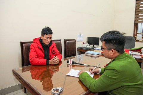 Khởi tố, bắt tạm giam nam thanh niên lao thẳng xe máy vào cảnh sát cơ động - Ảnh 2. Khởi tố, bắt tạm giam nam thanh niên lao thẳng xe máy vào cảnh sát cơ động - Ảnh 2.
