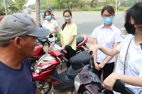 Ông Minh cô đơn tặng 3 xe máy cho sinh viên sau khi được tặng xe mới - Ảnh 2. Ông Minh cô đơn tặng 3 xe máy cho sinh viên sau khi được tặng xe mới - Ảnh 2.