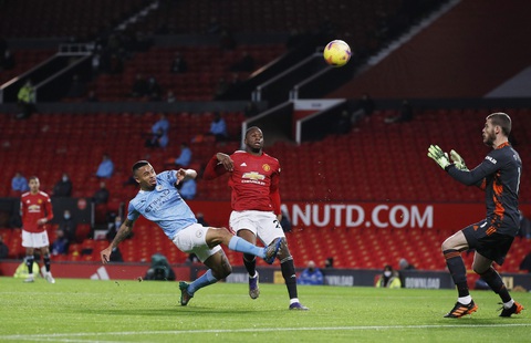 ‘Man đỏ’ và ‘Man xanh’ bất phân thắng bại tại Old Trafford - Ảnh 1. ‘Man đỏ’ và ‘Man xanh’ bất phân thắng bại tại Old Trafford - Ảnh 1.